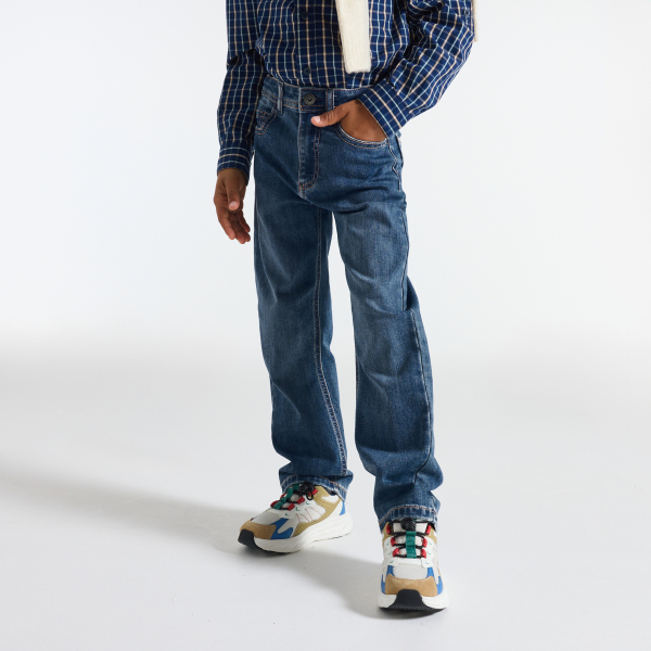 بنطلون(بنطال) جينز أزرق مستقيم الساق وذو نسيج متين جدًا، للفتيان